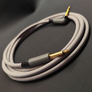 Šedá. Ale rozhodně ne nudná. 🩶 Tenhle kabel je jak betonovej základ, na kterým postavíš zvuk svý kytary. Světle šedý oplet...