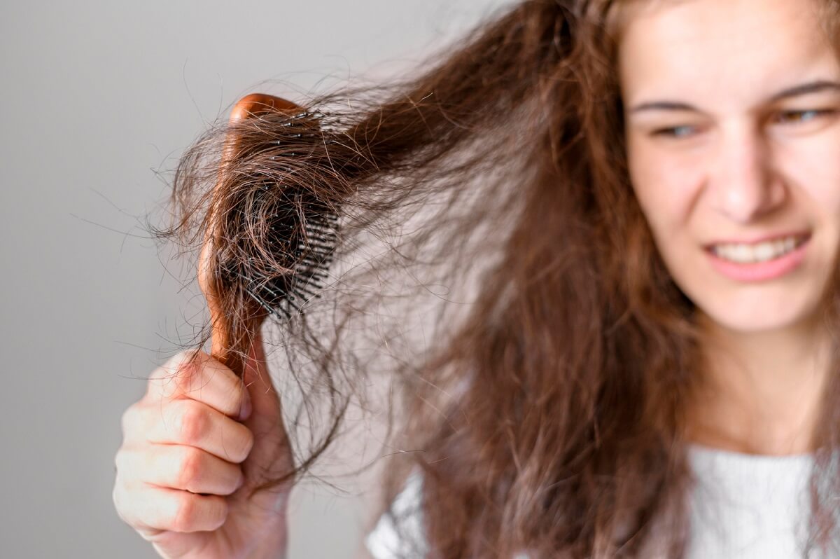 Jak se starat o suché a poškozené vlasy