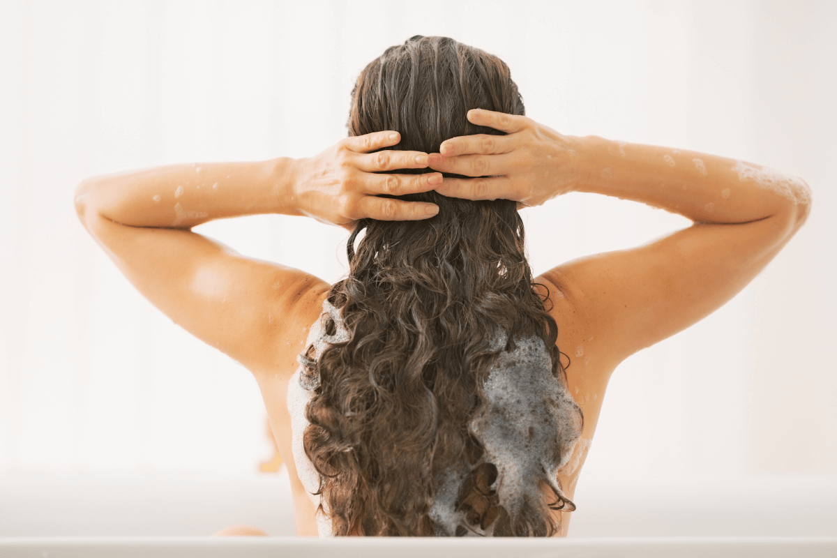 Ako nájsť ten správny šampón pre kučeravé vlasy