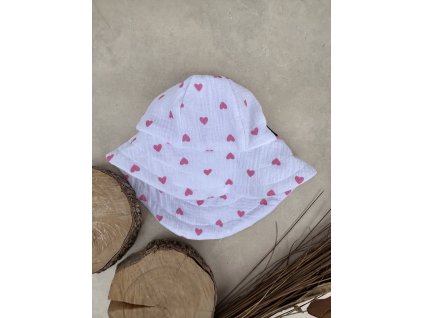 Dětský klobouk mušelín srdce na bílé