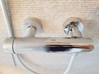 Nevyrieši. Nikdy. Vodný kameň, ktorý vidíš na batérii, je chemicky vypálený do povrchu. Väčšina prípravkov ho len jemne...