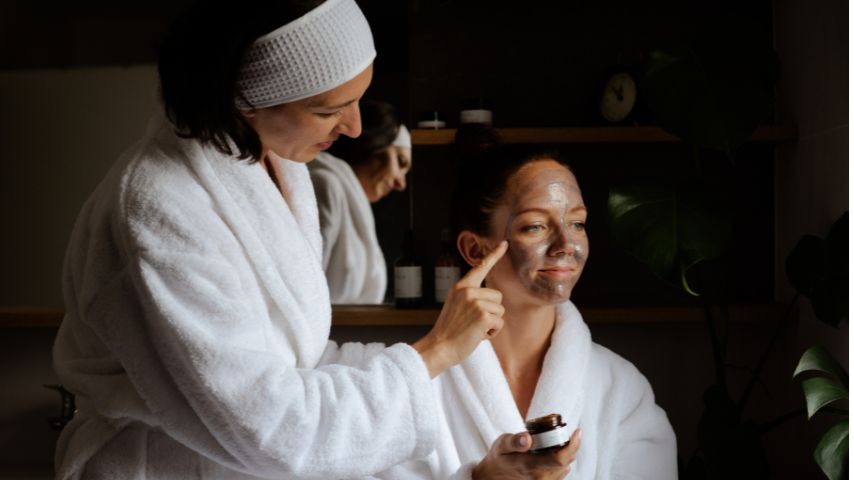 5 nejčastější hříchů v péči o pleť, které způsobují předčasné stárnutí