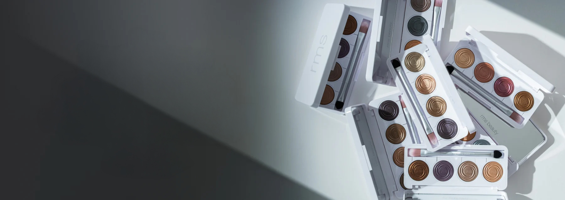 Objavte horúcu novinku od RMS, ReDimension Hydra Eyes Quartet, tie najkrajšie paletky s očnými tieňmi.