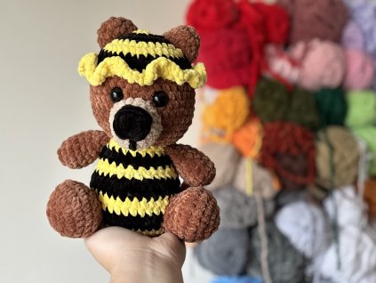 Háčkovaný medvídek ve včelím oblečku