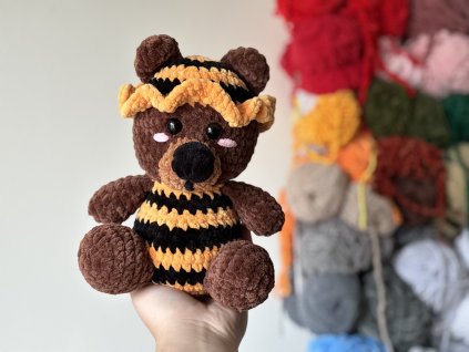 Háčkovaný medvídek ve včelím oblečku 2