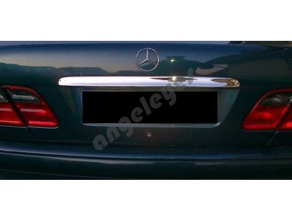 Mercedes E-trieda W210 chrómová lišta nad značku