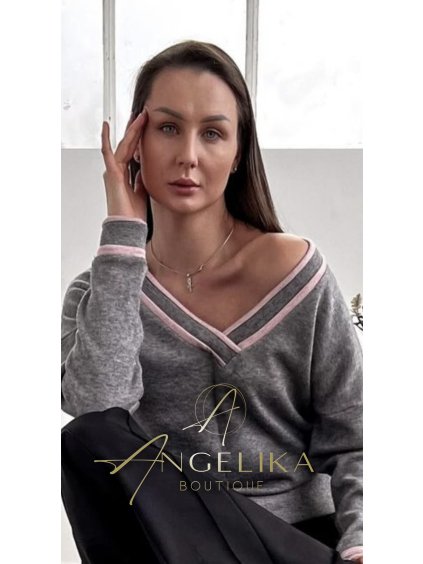 Kostým s výstřihem do "V"