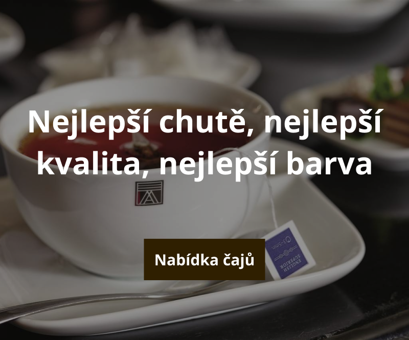 Šálek čaje s bohatou červenou barvou. Doprovázeno textem 'Bohaté chutě, prvotřídní kvalita, okouzlující barva' a tlačítkem 'Ukázat nabídku čajů' na nabídku čajů