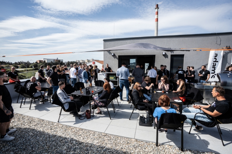 A ANGRY PEKLO JE ZKOLAUDOVANÝ JAKSEPATŘÍ