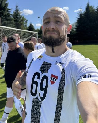 Každý gól pomáhá! ⚽⁣ Po letech jsme si zakopali v týmu se sousedama z @TTS_energo na charitativním fotbale, kde borci...