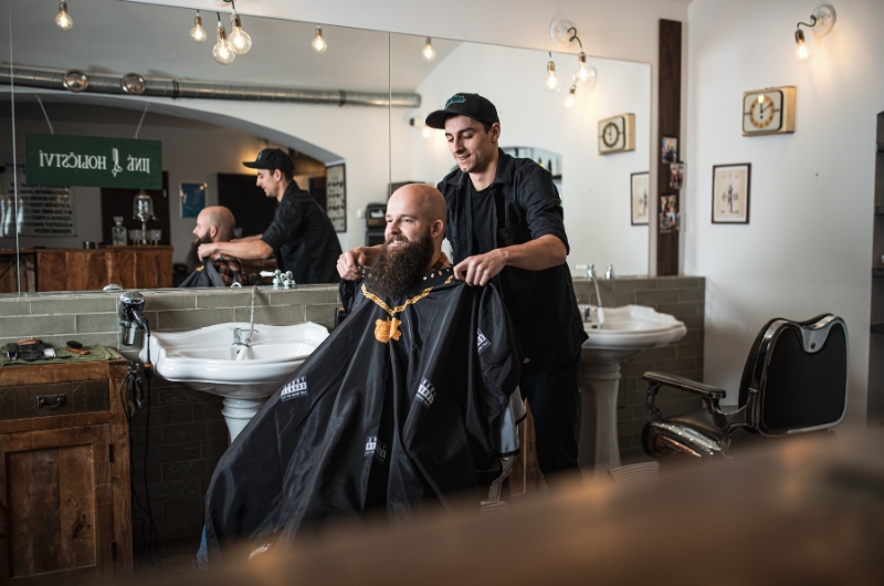 ZÁSTRIH BRADY S ISTOTOU V RUKE