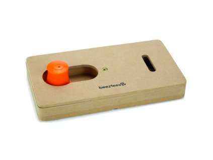 99064 beeztees interaktivni drevena hracka swinny 22 cm