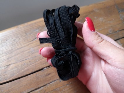 Guma prádlová 4mm čierna