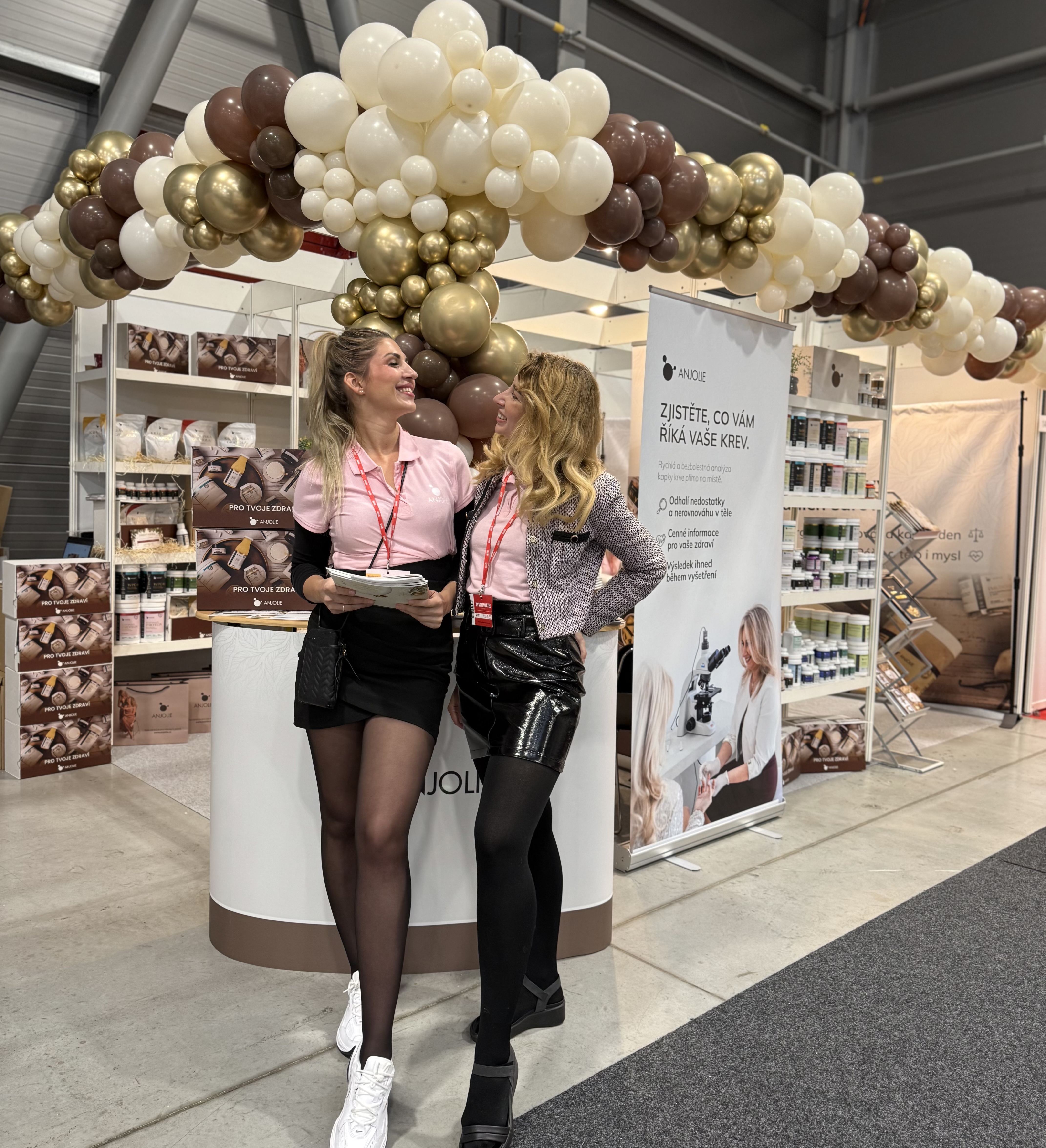 tým Anjolie na stánku For Beauty 