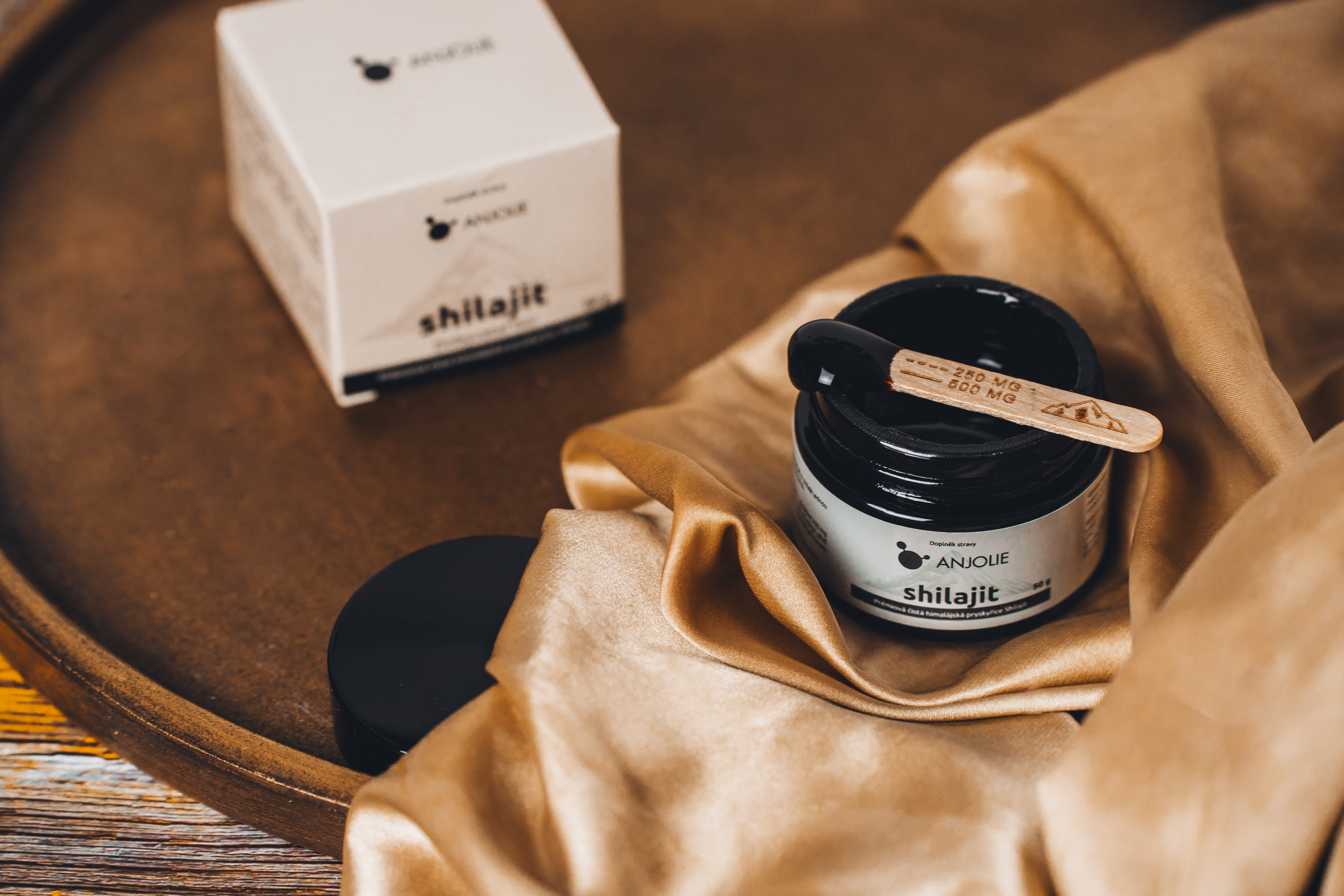 shilajit - hymalájská pryskyřice - foto balení a dřevěné dávkovací odměrky