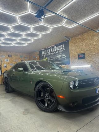 Challenger 6.4 ScatPack Na voze proběhlo: • Vyčištění interiéru • Rozleštění laku • Keramická ochrana laku Tento vůz je...