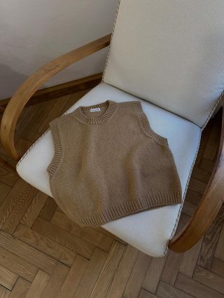 Pletená vesta Olivia ve dvou verzích ~ s kulatým nebo hlubokým véčkovým výstřihem. 🧶 Jemná mulesing-free merino vlna,...