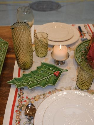 Holiday colours, sparkling glass and a touch of whimsy. Let the Christmas spirit take over the table. 🎄✨ #annavonlipa...