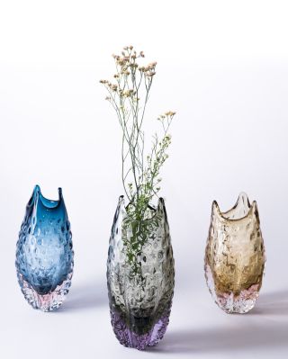 A little colour, a little romance 💙 The Lyngblomst vases bring that calm, slightly dreamy feeling to any room. Easy to...