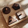 Dřevěné vkládací puzzle se základními tvary