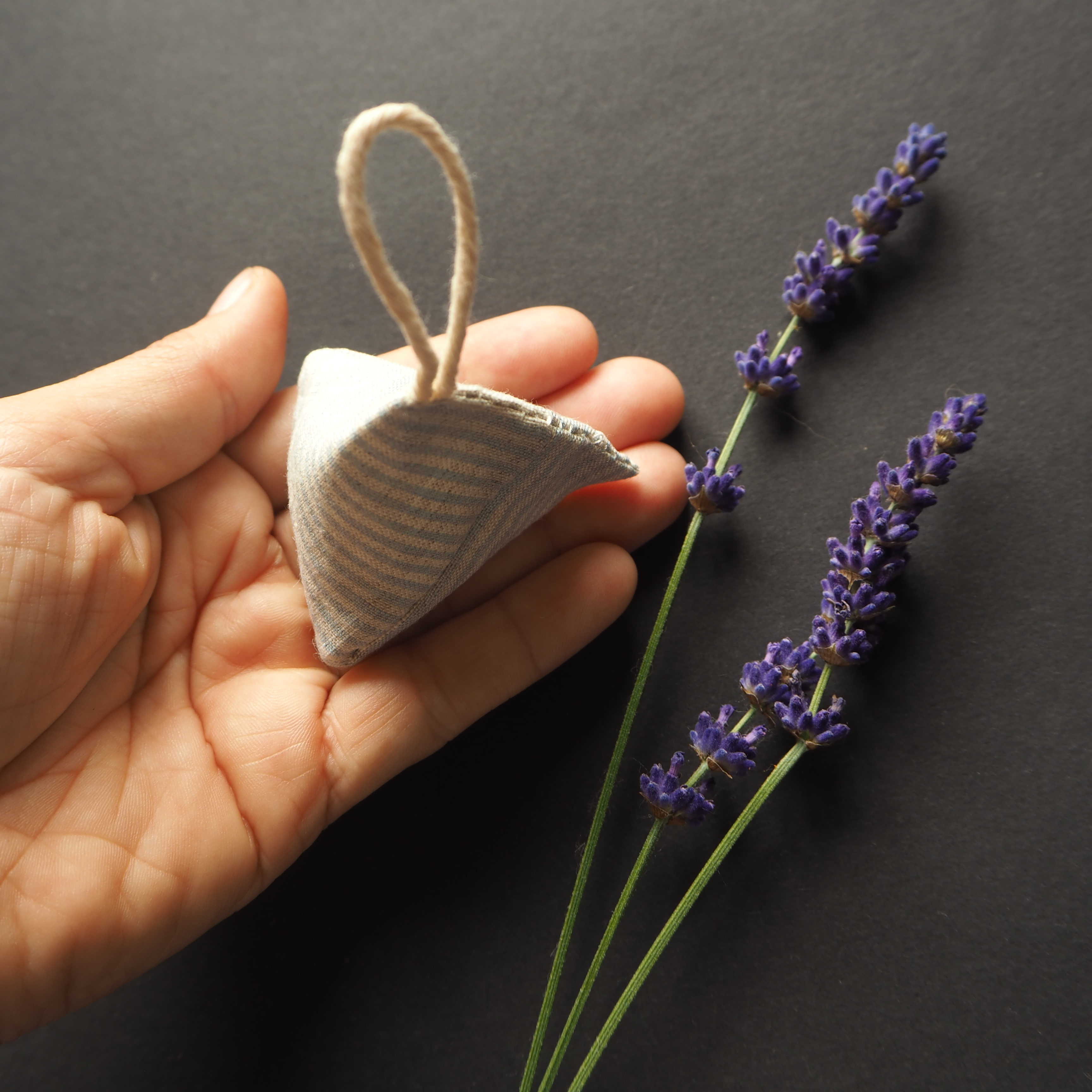 Levandulové pyramidky pod polštář i do šatníku