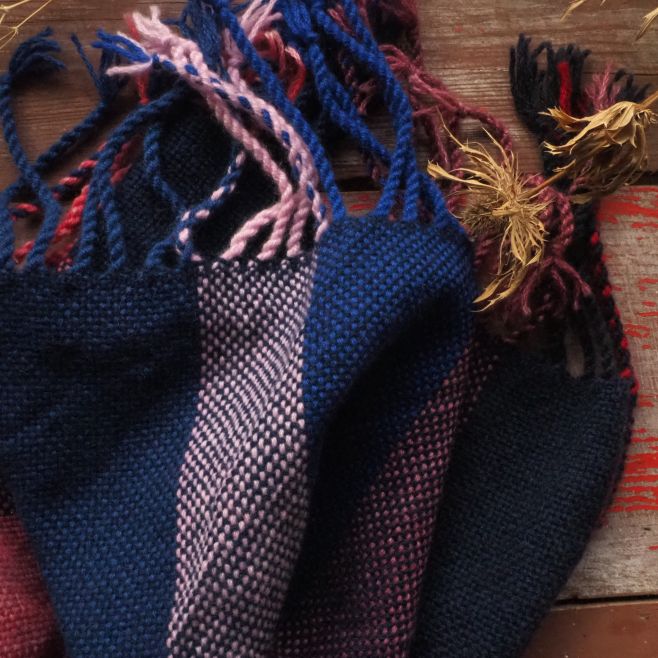 Nového hedvábí je zatím jen pár kousků (budou přibývat), ale činila jsem se u kašmíru. Soustředila jsem se na neutrální...