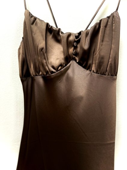 Hnědé šaty s knoflíky