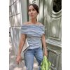 Off-shoulders top