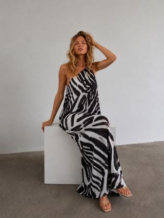 Some dresses don’t need much else 🦓🤎 Naše zebra maxi šaty jsou přesně ten kousek, který obléknete a outfit je hotový....