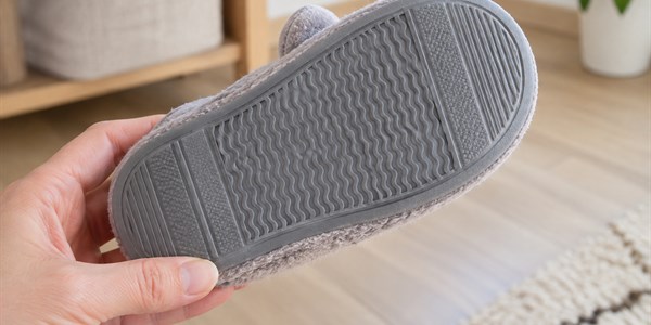 Dětské přezůvky kloužou po podlaze: co zkontrolovat na podrážce