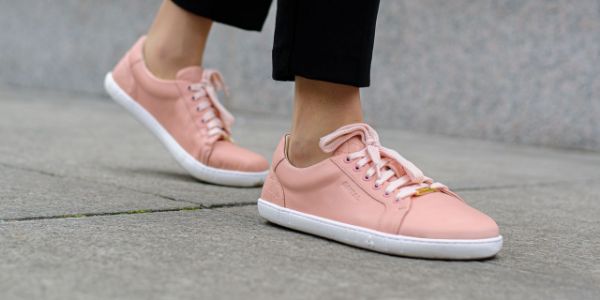 Barefoot pri plantárnej fasciitíde (pätná ostroha): Môže bosá obuv zmierniť bolesť päty?