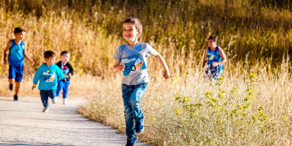 Barefoot iskolásoknak: hordhatnak a gyerekek mezítlábas cipőt iskolába és játszótérre?