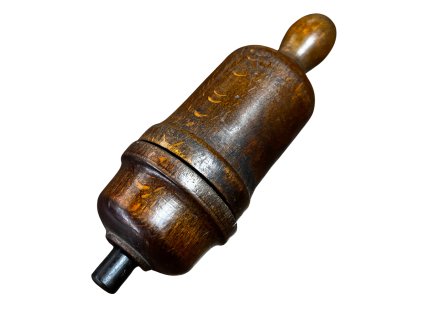 velký dřevěný vypínač k lampičce