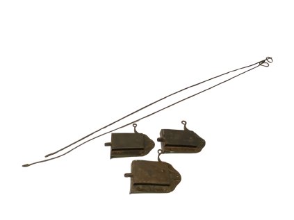 Sada tří kovových západek na okenice