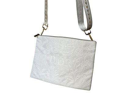 1 kabelka crossbody pres rameno bila christian dior luxusni kabelky znackove kabelky vintage kabelky antik kures luxusni moda zlata kabelka retro moda vyjimecna