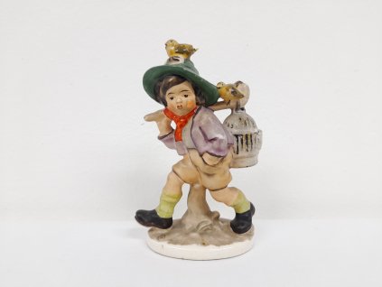 Chlapec s ptáčky, keramická soška