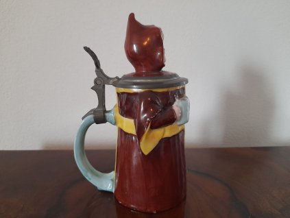 Menší figurální korbel s mnichem z roku 1910