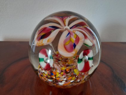 Staré kulaté těžítko s květinou