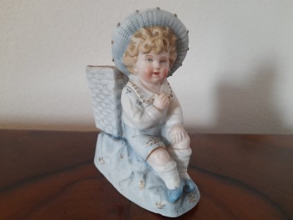 Biskvitová soška chlapce s košíkem