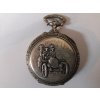 Veliké kapesní hodinky Doxa s motivem automobilu z roku 1906