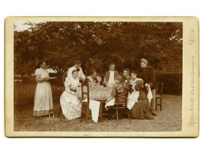 Rodinný piknik na zahradě