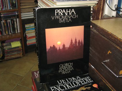Praha v proměnách světla (fotografická publikace)
