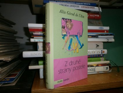 Z druhé strany postele