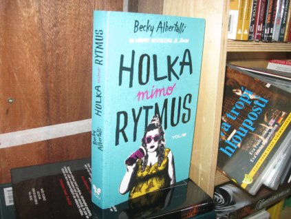 Holka mimo rytmus