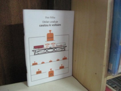 Občan uvažuje cestou k volbám (podpis autora)