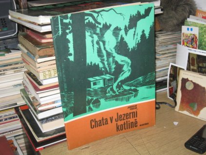 Chata v jezerní kotlině