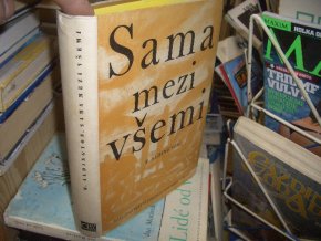 Sama mezi všemi