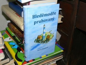 Bleděmodře pruhovaný