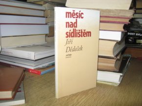 Měsíc nad sídlištěm