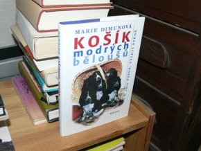 Košík modrých běloušů